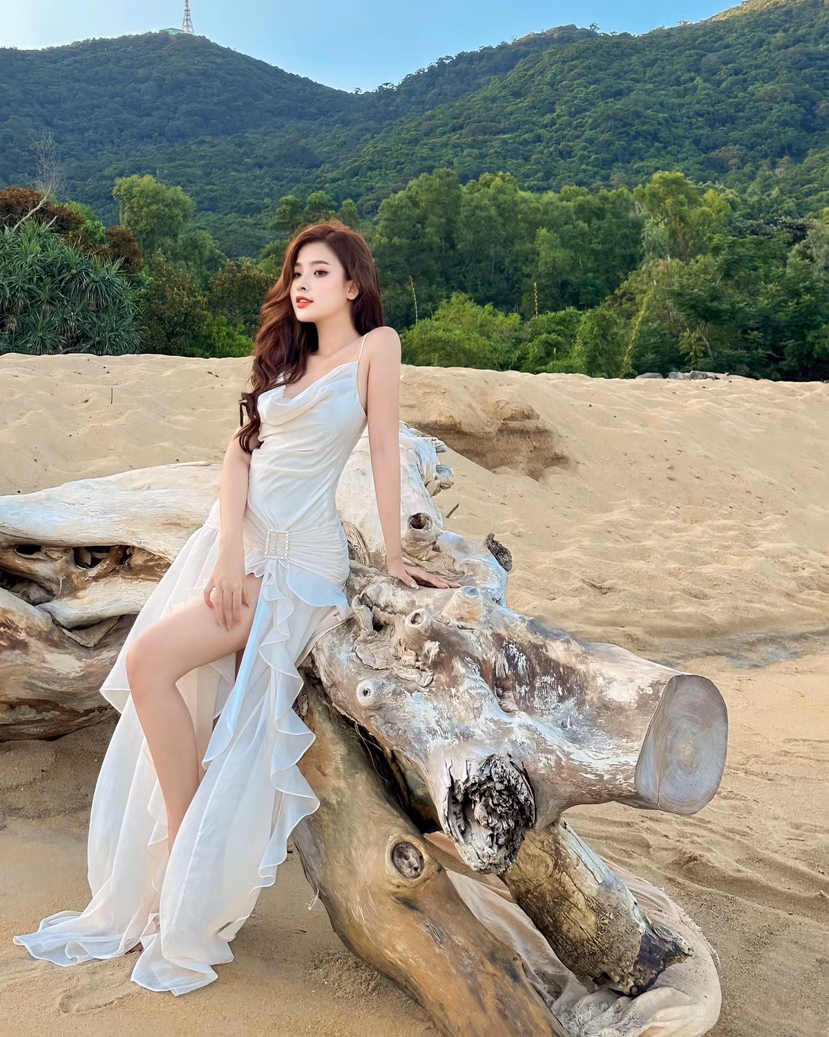 Hot girl Nóng cùng World Cup Hồng Trang sở hữu chiều cao 1m68 cùng số đo 3 vòng lý tưởng 84-62-90 (cm) giúp cô tự tin chinh phục được nhiều xu hướng thời trang hot.