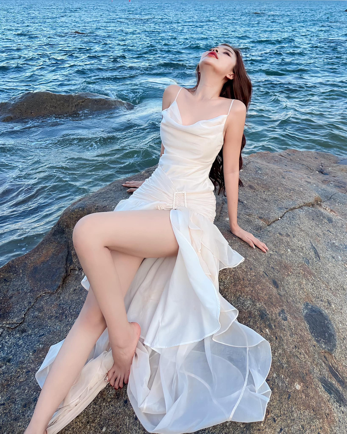 Cô nổi tiếng trên MXH với vai trò là người mẫu ảnh, diễn viên tự do và phiên dịch tiếng Trung Quốc.