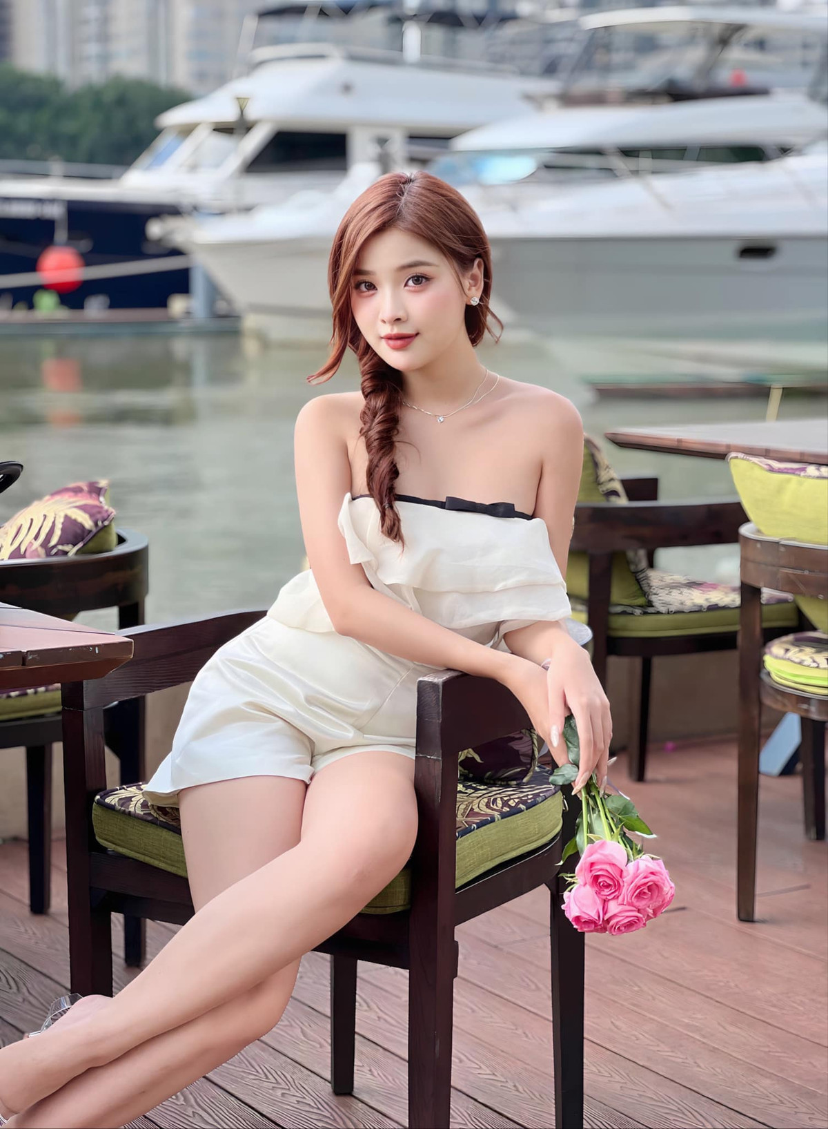 Cô nàng hot girl sở hữu vẻ ngoài nổi bật nên được nhiều thương hiệu thời trang chú ý đến.