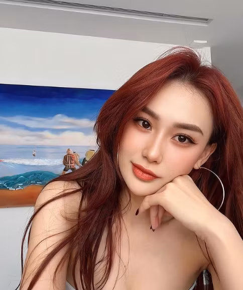 Lối ăn mặc sang chảnh, sành điệu và luôn bắt nhịp xu hướng giúp mỗi bức ảnh thời trang của người đẹp hút bộn like.