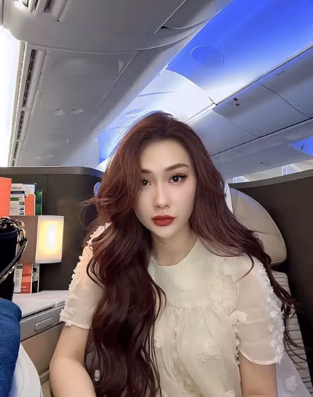 Theo thông tin được giới thiệu, cô là nhân viên cấp cao của một ngân hàng và cũng là founder của một thương hiệu thời trang.