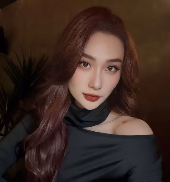 Dù ăn mặc kín đáo nhưng dễ nhận thấy nhan sắc của cô vẫn không hề lu mờ.