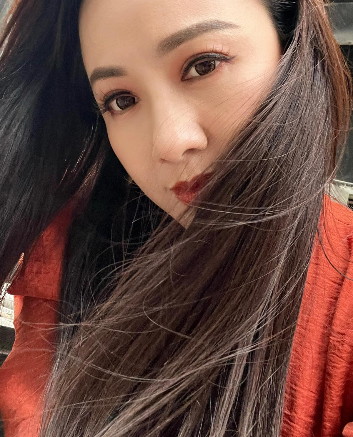 Nhiều lời khen dành cho nhan sắc "lão hóa ngược" của BTV Nguyễn Hoài Anh như: "Người phụ nữ không tuổi; Chị Hoài Anh đẹp quá; Ngưỡng mộ nhan sắc của chị...".