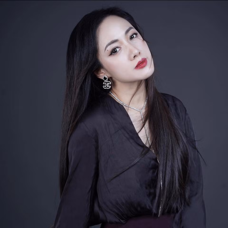 Nhiều khán giả nhận xét, nhan sắc của Nguyễn Hoài Anh ngày càng nổi bật không kém gì các ngôi sao showbiz.