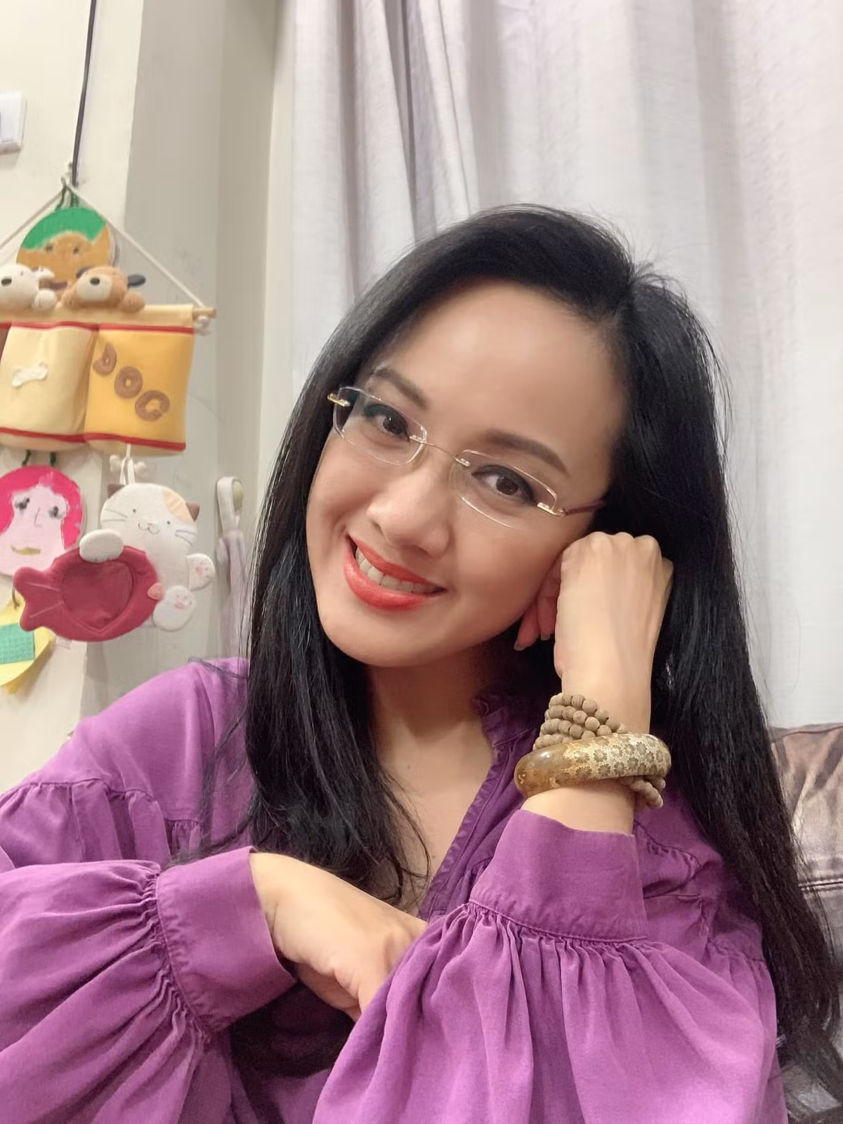 Nhan sắc của nữ biên tập viên nhận nhiều lời khen từ cộng đồng mạng.