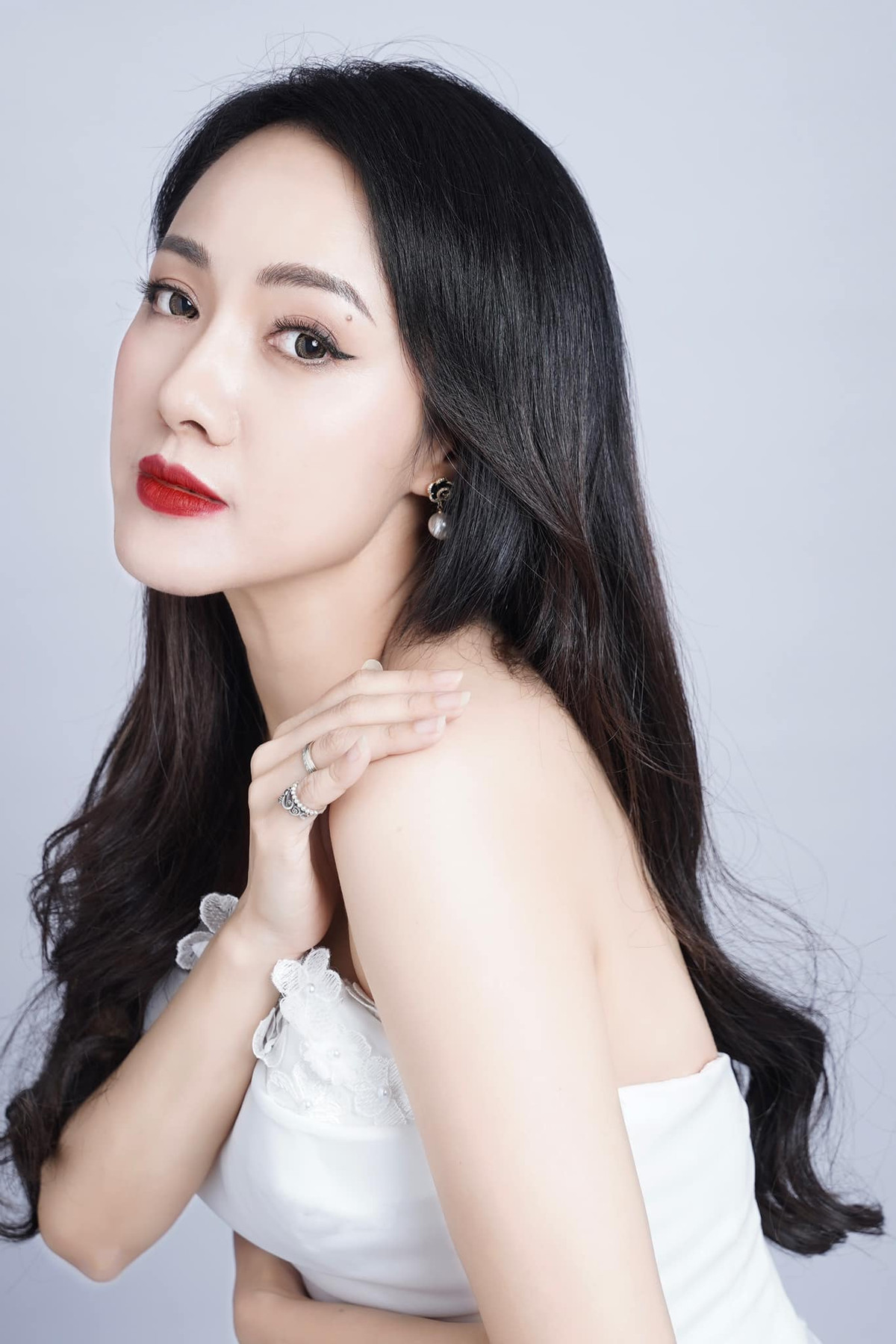 Sau gần 20 năm gắn bó với truyền hình, nữ BTV VTV vẫn được khen trẻ trung, duyên dáng, là một trong những biên tập viên có vẻ đẹp ấn tượng.