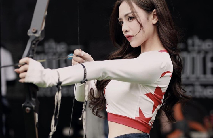 Ngọc Mai được nhiều người biết đến khi xuất hiện trên khán đài, cổ vũ cho đội tuyển Việt Nam tại Mỹ Đình trong trận đấu gặp ĐT UAE.