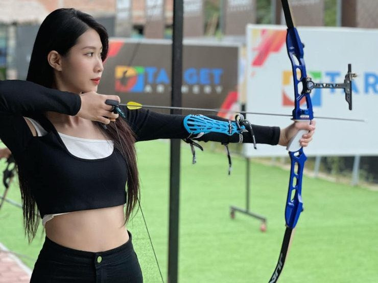 Trào lưu bắn cung đang nở rộ ở Việt Nam trong thời gian gần đây. Đa số khi đi bắn cung, các bạn nữ đều ăn mặc khá đơn giản.