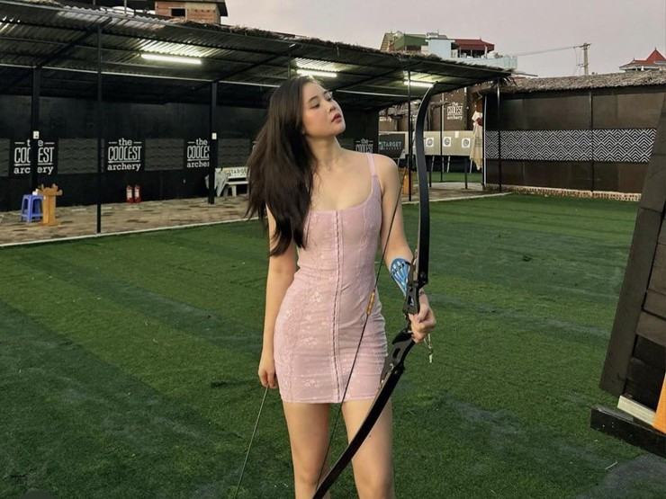 "Hot girl số 1 Đà Nẵng" Thái Thảo Nguyên cũng từng gây sốt khi diện váy ôm sát đi bắn cung.