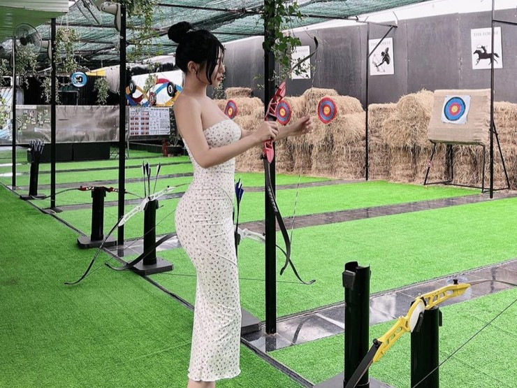 Mỹ Duyên diện váy bodycon dáng quây, khoe khéo đường cong nóng bỏng nên nhanh chóng gây chú ý.