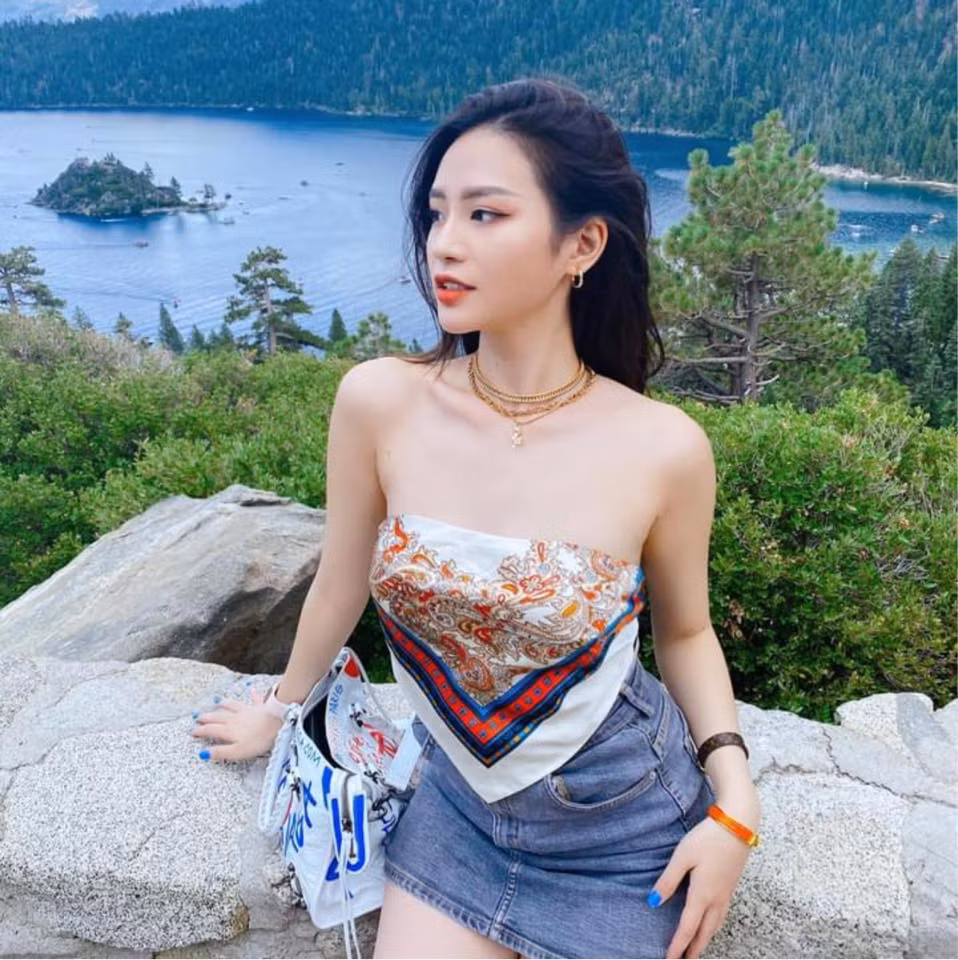 Cô nàng vẫn thường xuyên cập nhật hình ảnh đi chơi, gia nhập hội rich kid.