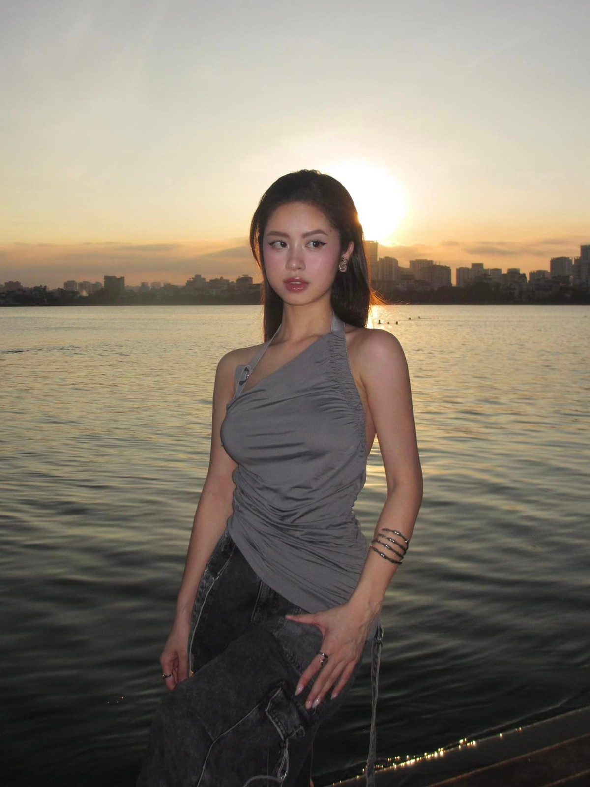 Loạt ảnh đời thường của gái xinh này từng được báo Trung Quốc đăng tải kèm theo lời khen ngợi nhan sắc. Danh xưng "hot girl tạp hóa" cũng xuất hiện từ đây.