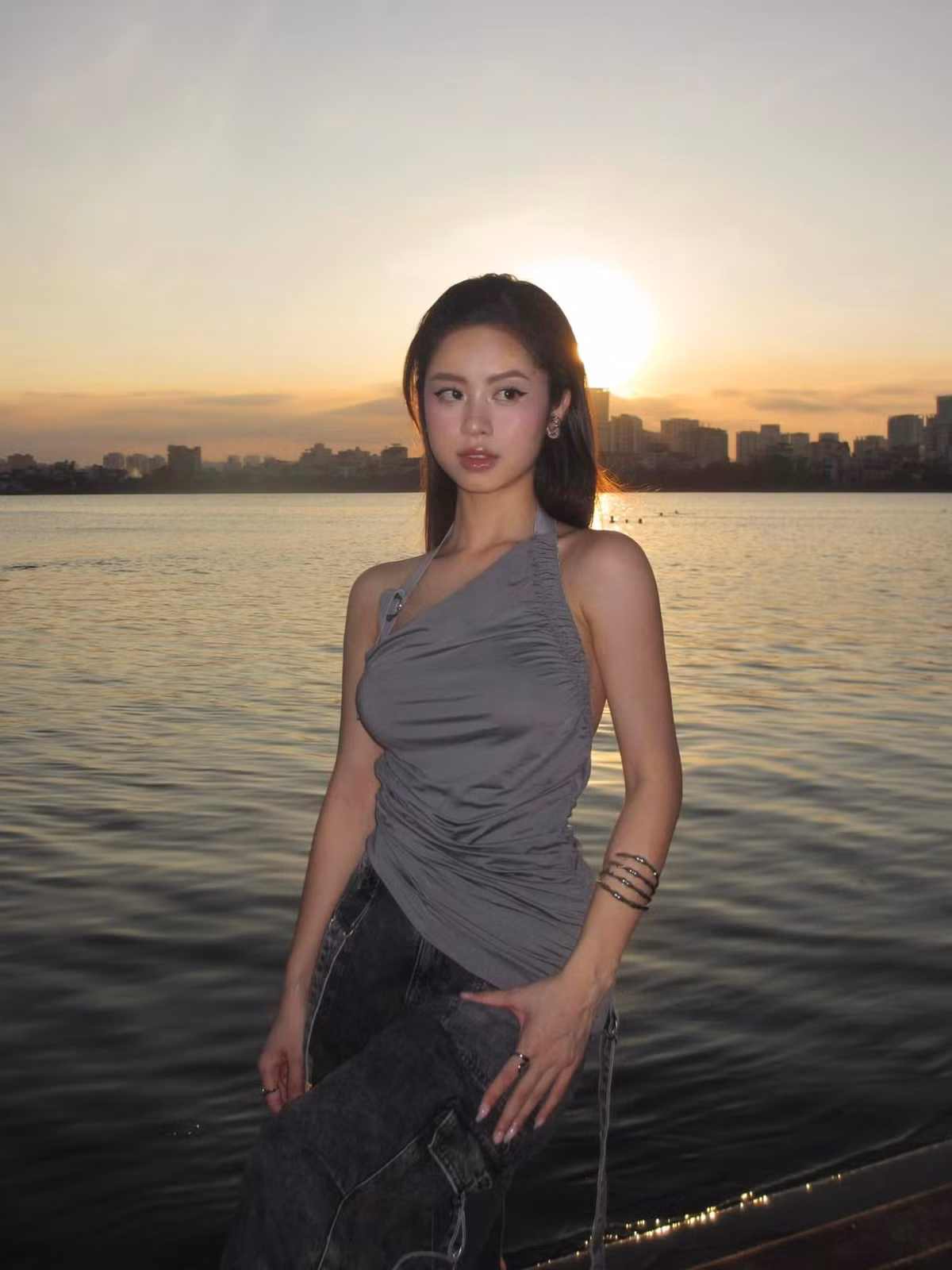 Loạt ảnh đời thường của gái xinh này từng được báo Trung Quốc đăng tải kèm theo lời khen ngợi nhan sắc. Danh xưng "hot girl tạp hóa" cũng xuất hiện từ đây.