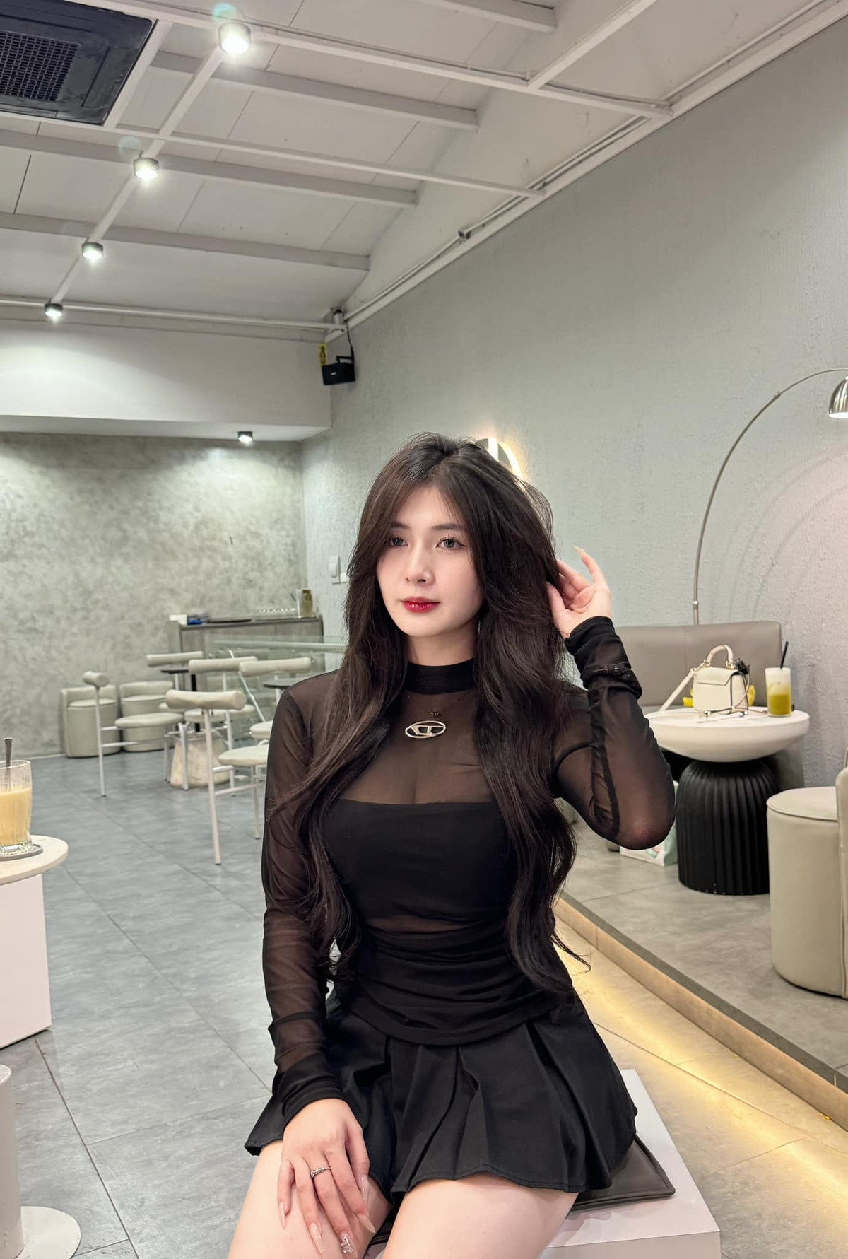 Quỳnh Alee (sinh năm 2001, tên thật là Bùi Thị Quỳnh, quê Thanh Hóa) được biết đến là một nữ TikToker và streamer có tiếng.