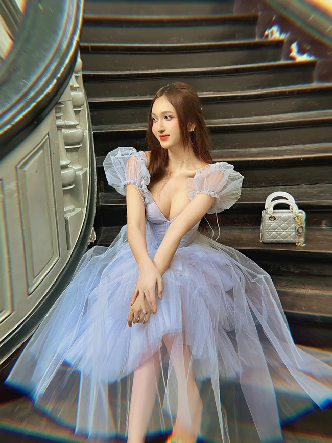 Cô nổi đình đám mạng xã hội với gương mặt xinh như búp bê, vẻ ngoài nữ tính ngay cả khi chưa chuyển giới hoàn toàn.