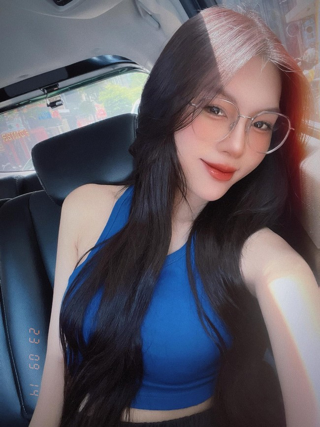 Nụ cười quyến rũ của hot girl chuyển giới này khiến người nhìn “lỡ nhịp”, để lại bình luận khen ngợi: “Xinh hơn cả con gái xịn”.