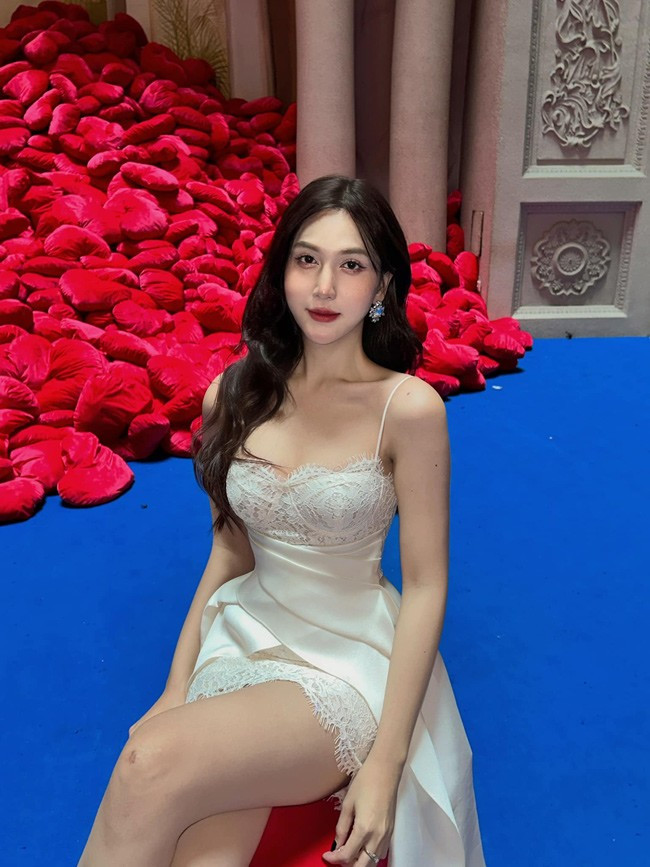 Trở thành một cô gái thực thụ, Hoàng Học tự tin lấn sân showbiz. Cô tham gia cuộc thi The Face Vietnam 2023, Người ấy là ai.