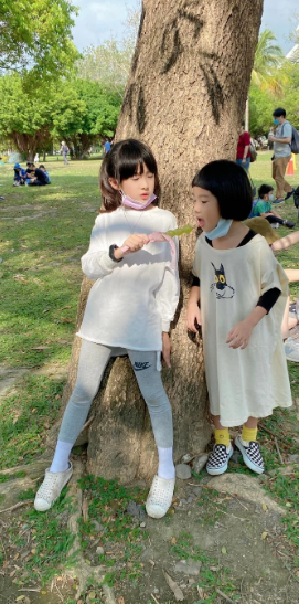 Momo Lu hiện tại đã lên 9 tuổi và đang học lớp 3. Thành tích học tập ở trường của cô bé rất tốt, thường xuyên lọt vào top 5 của lớp.