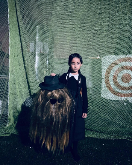 Năm nay, chị em nhà Momo Lu tiếp tục gây ấn tượng với màn hóa trang đến từ bộ phim The Addams Family 2.