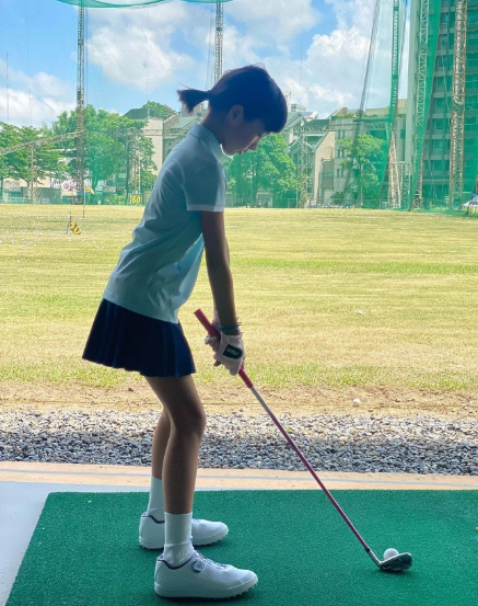 Cô bé trổ dáng và lớn bổng, gương mặt cũng càng ngày càng nét hơn, hứa hẹn sẽ trở thành một mỹ nhân trong tương lai.