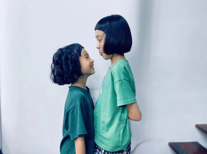 Sau 7 năm hiện tại "Cô Bé Vô Diện" đã lớn bổng, càng ngày càng ra dáng thiếu nữ, xinh xắn và trầm tính hơn.