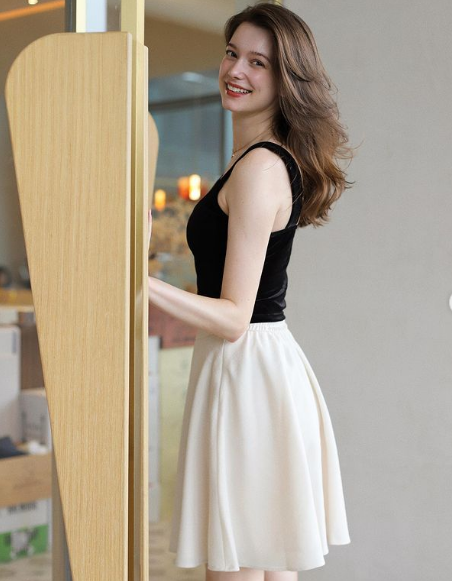 Báo chí Trung Quốc nói rằng cô mang vẻ đẹp lý tưởng mà 99% phụ nữ mong muốn và gọi cô bằng những danh xưng như "nữ thần", "búp bê sống".