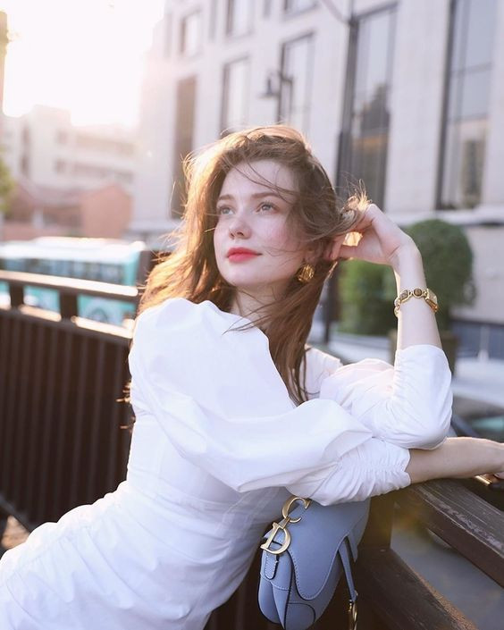 Vẻ đẹp hoàn hảo của người mẫu xinh đẹp Châu Âu khiến không ít cư dân mạng bình luận: "Rất đẹp, bạn không nên phẫu thuật thẩm mỹ".