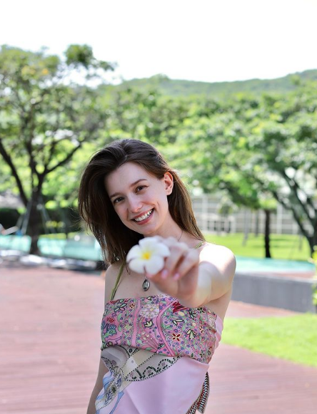 Người đẹp có gương mặt thanh tú cùng thân hình mảnh mai, đặc biệt là vòng eo không tưởng.