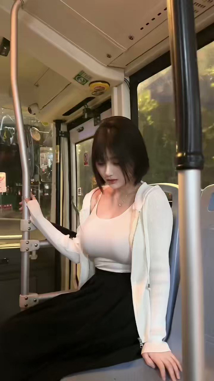 Cô không ngại khoác lên người những thiết kế có phần "hiểm hóc", khai thác triệt để vóc dáng quyến rũ.