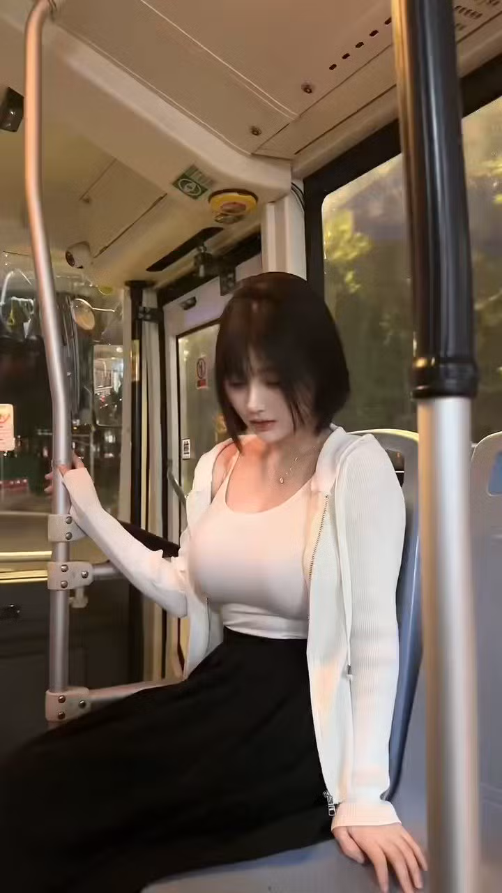 Cô không ngại khoác lên người những thiết kế có phần "hiểm hóc", khai thác triệt để vóc dáng quyến rũ.