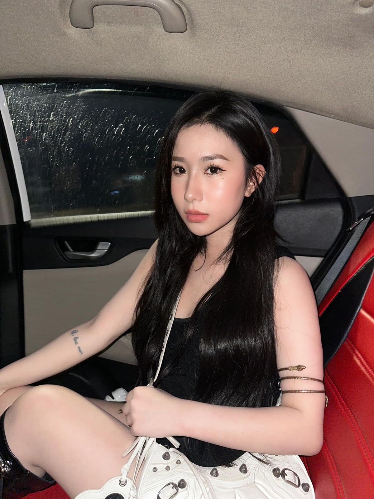 Tiểu Hý sở hữu dáng người nhỏ nhắn nhưng lại có lợi thế về làn da trắng nên cô nàng gần như không khó để rạng rỡ trong phong cách.