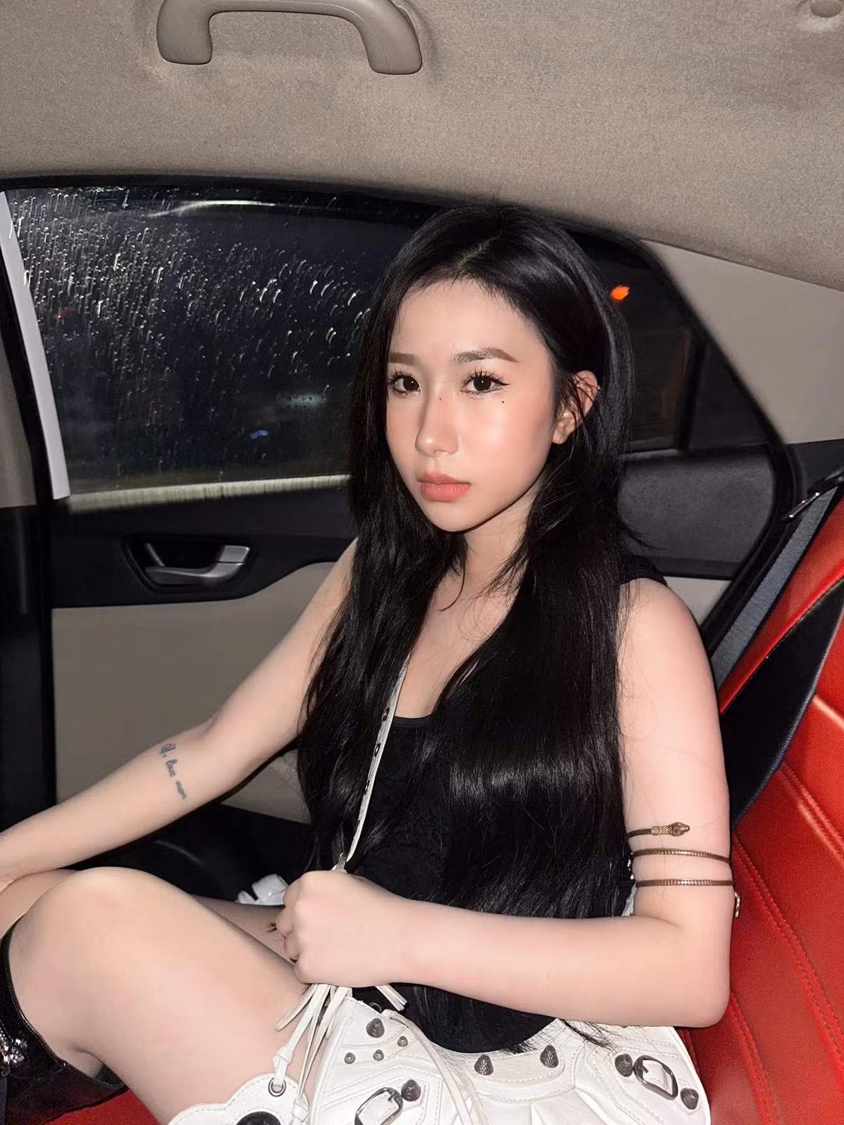 Tiểu Hý sở hữu dáng người nhỏ nhắn nhưng lại có lợi thế về làn da trắng nên cô nàng gần như không khó để rạng rỡ trong phong cách.