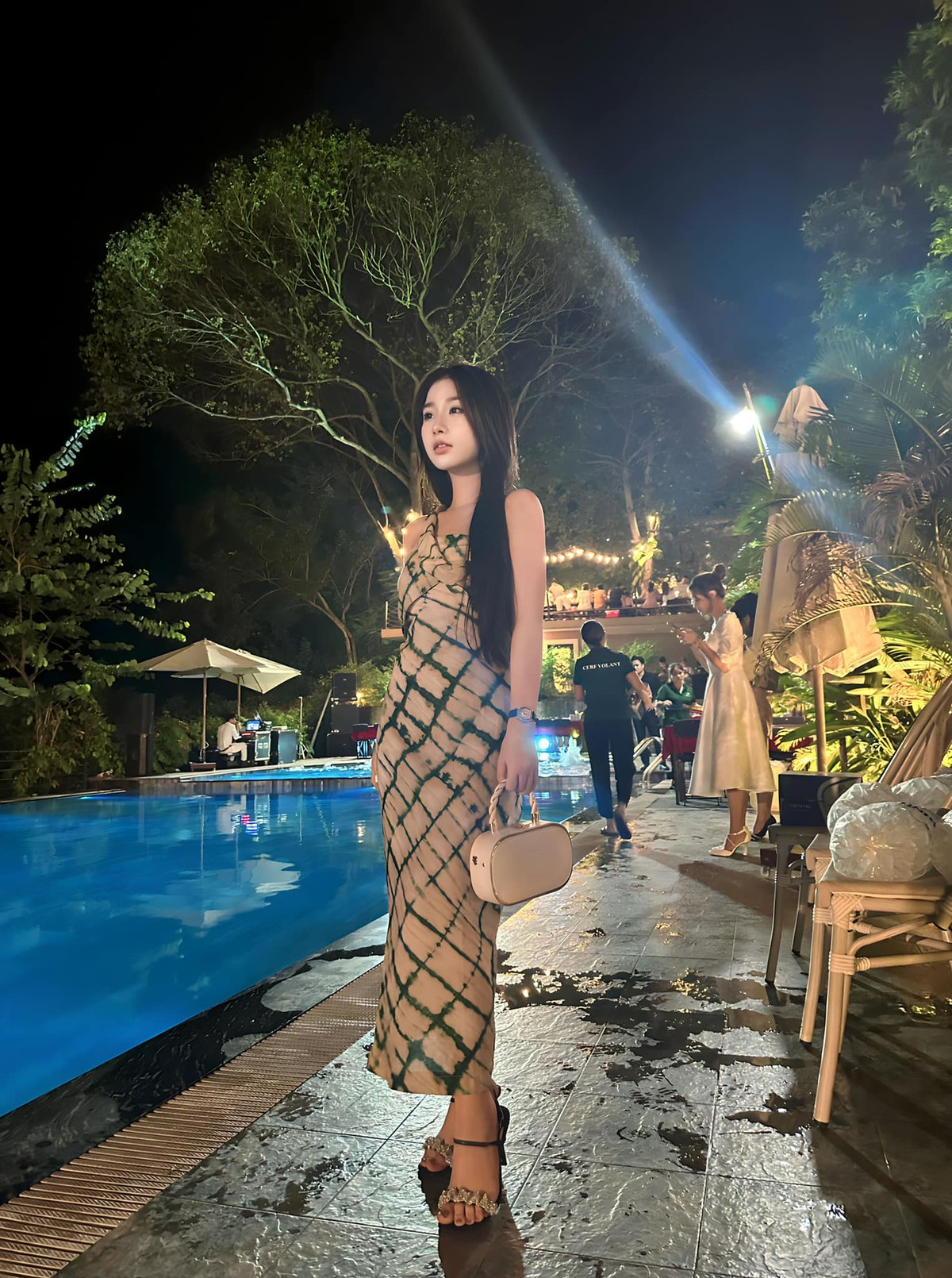 Video này của Tiểu Hý được xem là cực thành công với độ phủ sóng và chia sẻ cực nhanh. Với vẻ ngoài xinh xắn, hot girl TikTok này còn được cư dân mạng gọi vui là cô "vợ quốc dân".