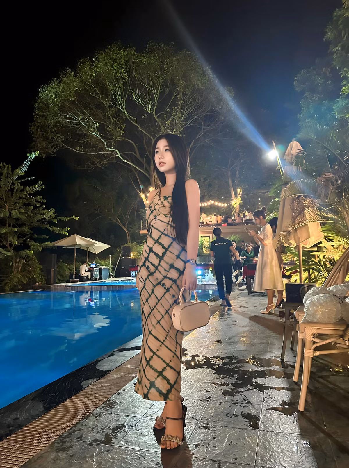 Video này của Tiểu Hý được xem là cực thành công với độ phủ sóng và chia sẻ cực nhanh. Với vẻ ngoài xinh xắn, hot girl TikTok này còn được cư dân mạng gọi vui là cô "vợ quốc dân".