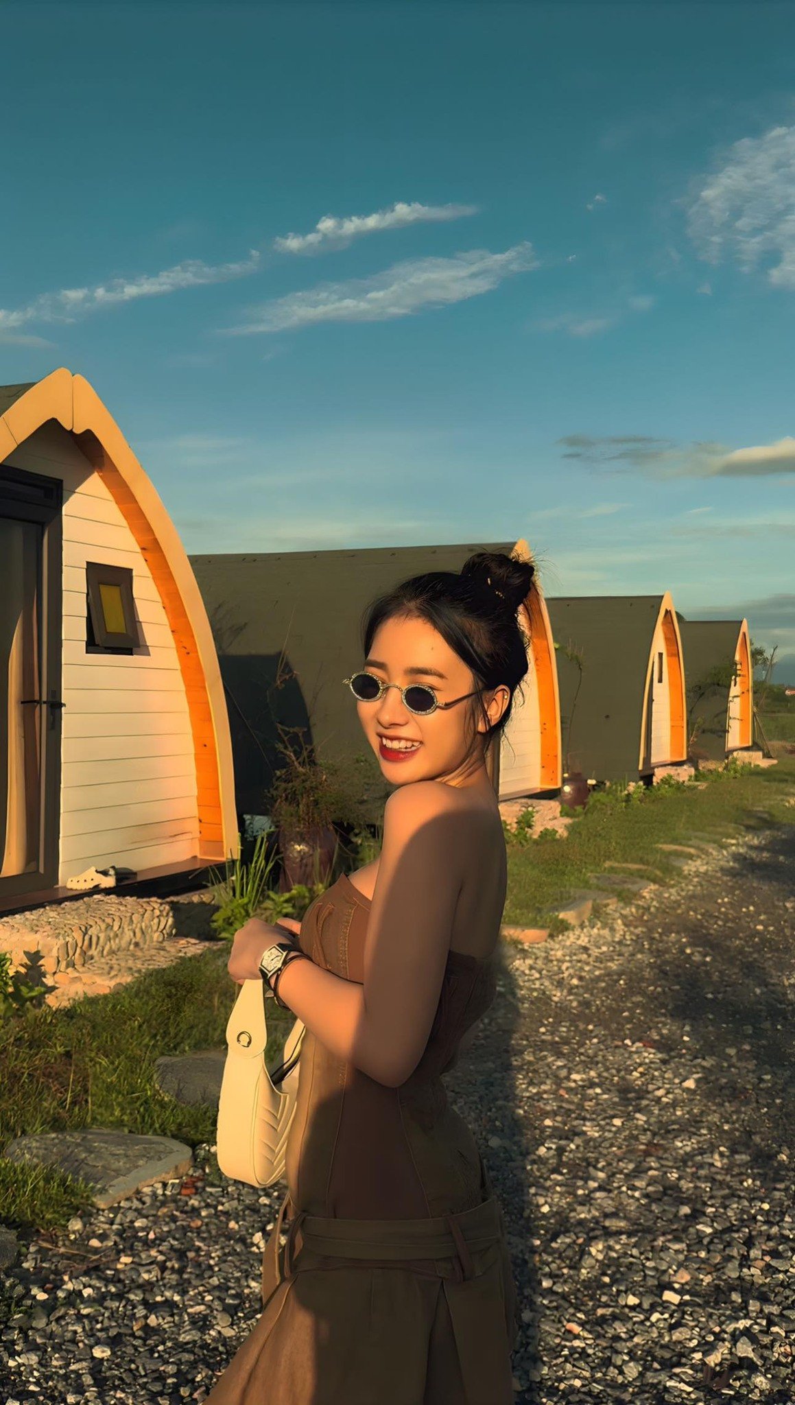 So với năm xưa thì có lẽ style ăn mặc trưng MXH của Tiểu Hý giờ đã kín đáo hơn bội phần.