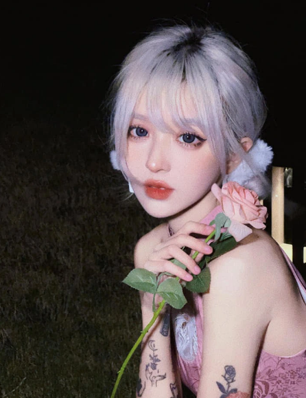 Hot girl xứ Trung được biết đến với ngoại hình xinh đẹp và phong cách trang điểm hấp dẫn và nổi tiếng với các video biến hình trên nền tảng Douyin.