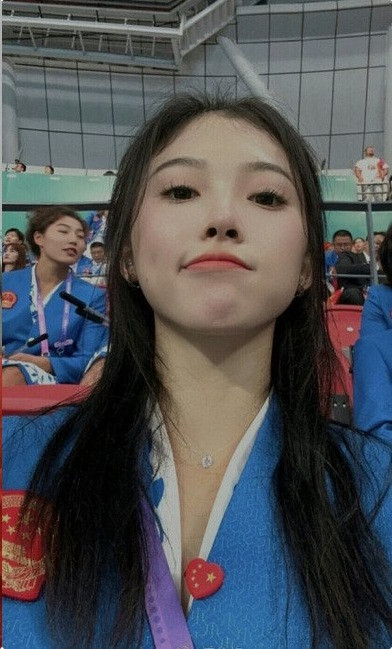 Gương mặt của cô không khác gì búp bê, cộng với thân hình rắn chắc càng quyến rũ.