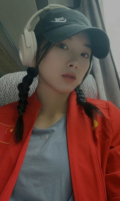 Hình xăm trên cánh tay cộng với phong cách trang điểm lẫn làm tóc khiến cho cô trở thành 1 điểm nhấn đặc biệt.