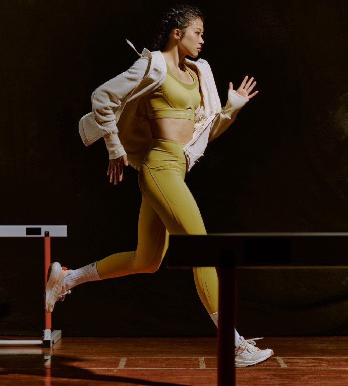 Mỹ nhân xứ Trung luôn biết cách làm cho mình trở thành tâm điểm chú ý. Cô trang điểm và làm tóc rất cá tính.