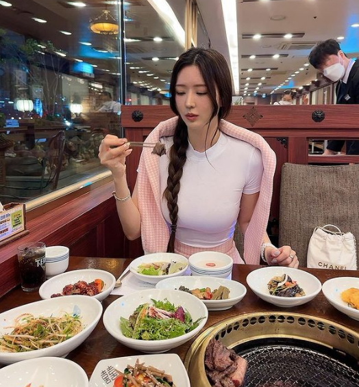 Yoo Jin nằm trong top 1% những người đẹp mạng xã hội có thân hình siêu thực.