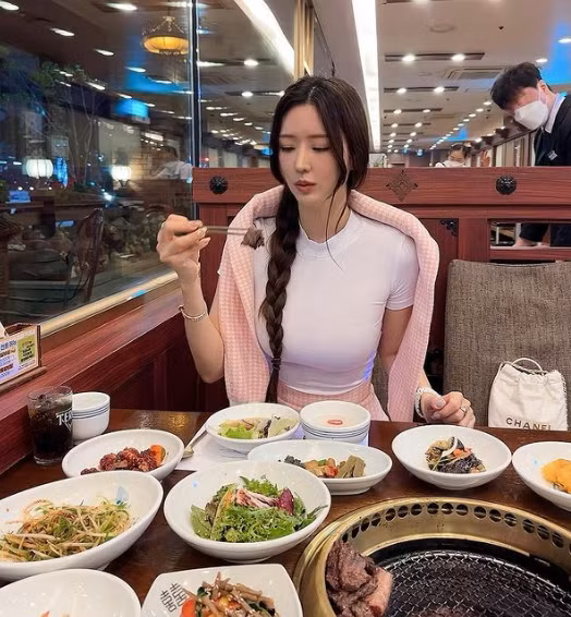 Yoo Jin nằm trong top 1% những người đẹp mạng xã hội có thân hình siêu thực.