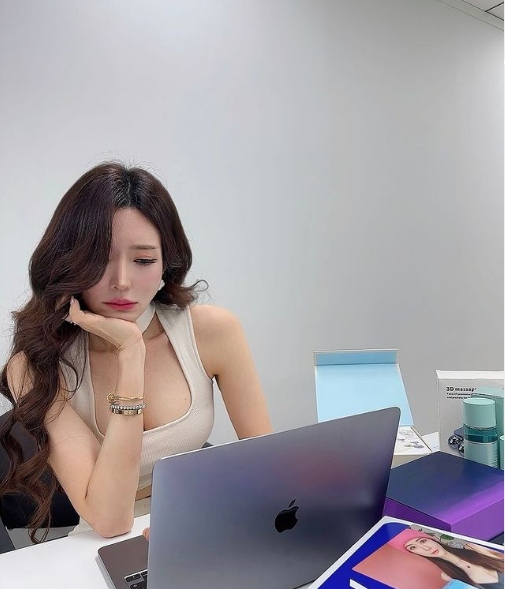 Người đẹp nổi tiếng nhờ nhan sắc xinh đẹp, vóc dáng gợi cảm, đặc biệt chiều cao 1m80.