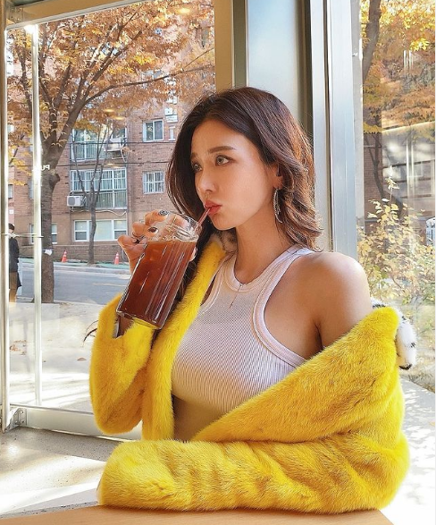 Manyo Yoo Jin được biết đến là beauty blogger thời trang và làm đẹp người Hàn Quốc.