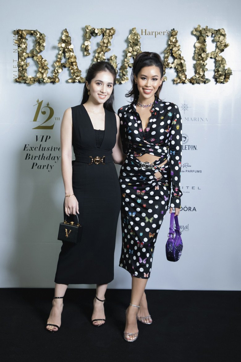 Tiên Nguyễn chia sẻ trên trang cá nhân rằng, dù cả hai không hề hẹn nhau trước về trang phục nhưng tình cờ lại mặc giống hệt nhau.