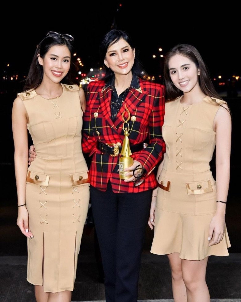 Theo đó, bà Thuỷ Tiên được vinh danh Doanh nhân truyền cảm hứng khi đã có những đóng góp lớn cho thời trang nước nhà và nhiều hoạt động khác. Tiên Nguyễn cùng bạn gái Hiếu Nguyễn - Marie Trâm Anh cũng xuất hiện để chúc mừng sự kiện quan trọng này.