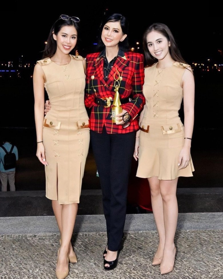 Mới đây, xuất hiện tại sự kiện trao giải doanh nhân truyền cảm hứng, Tiên Nguyễn cùng mẹ và em dâu tương lai ngay lập tức "chiếm sóng".