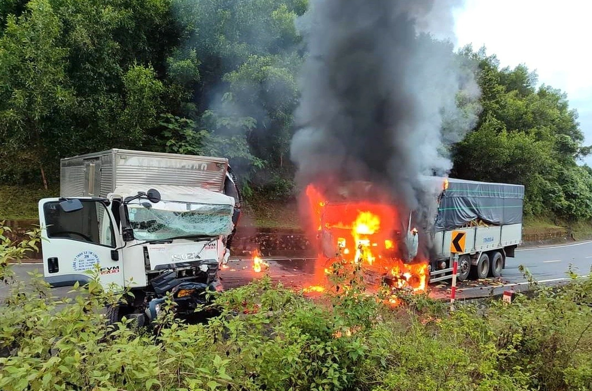 Giải cứu thành công tài xế vụ hai xe tải đối đầu, bốc cháy Giai cuu thanh cong tai xe vu hai xe tai doi dau, boc chay