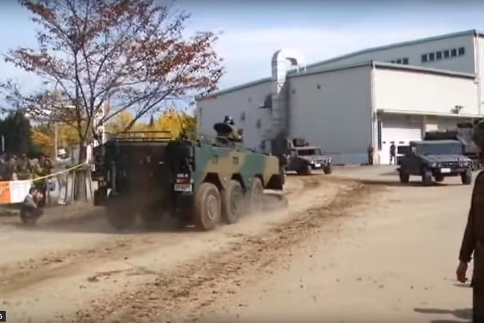 Trong ảnh, chiếc Type 96 vẫn tiếp tục chạy sau khi rơi mất bánh. Nguồn ảnh: QQ