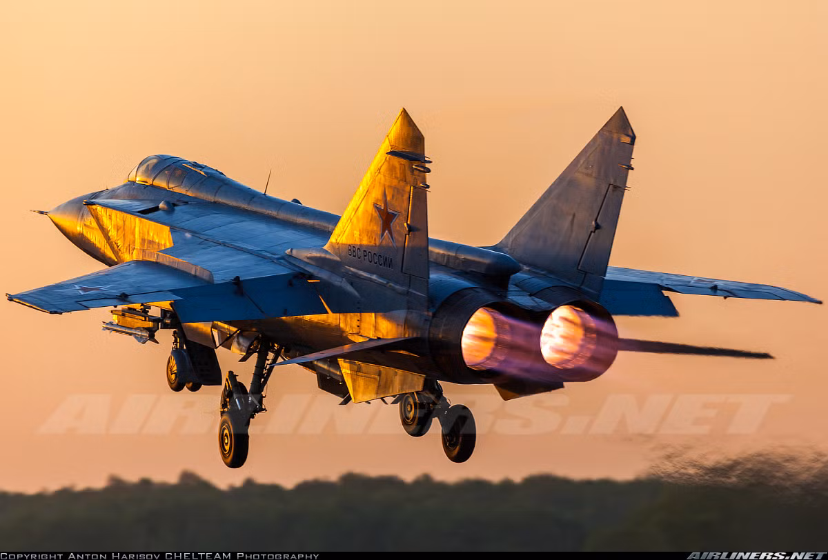 Khi đưa MiG-31 vào vai trò một máy bay đánh chặn tốc độ Mach 2.8+ và duy trì thời gian đốt nhiên liệu phụ trội liên tục, sự tiêu thụ nhiên liệu của nó lớn hơn khi so sánh với các máy bay khác có nhiệm vụ khác, như Su-27. Dó đó, nhiên liệu MiG-31 mang theo gấp 0.4 lần - 16,350 kg với loại nhiên liệu phản lực T-6 tỷ trọng lớn. Trên các giá treo vũ khí ngoài cũng được thiết kế để mang những thùng chứa nhiên liệu vứt được, cho phép tăng thêm 5.000 lít nhiên liệu. Máy bay sản xuất đời sau còn có cần tiếp nhiên liệu trên không. Nguồn ảnh: Airlines.net