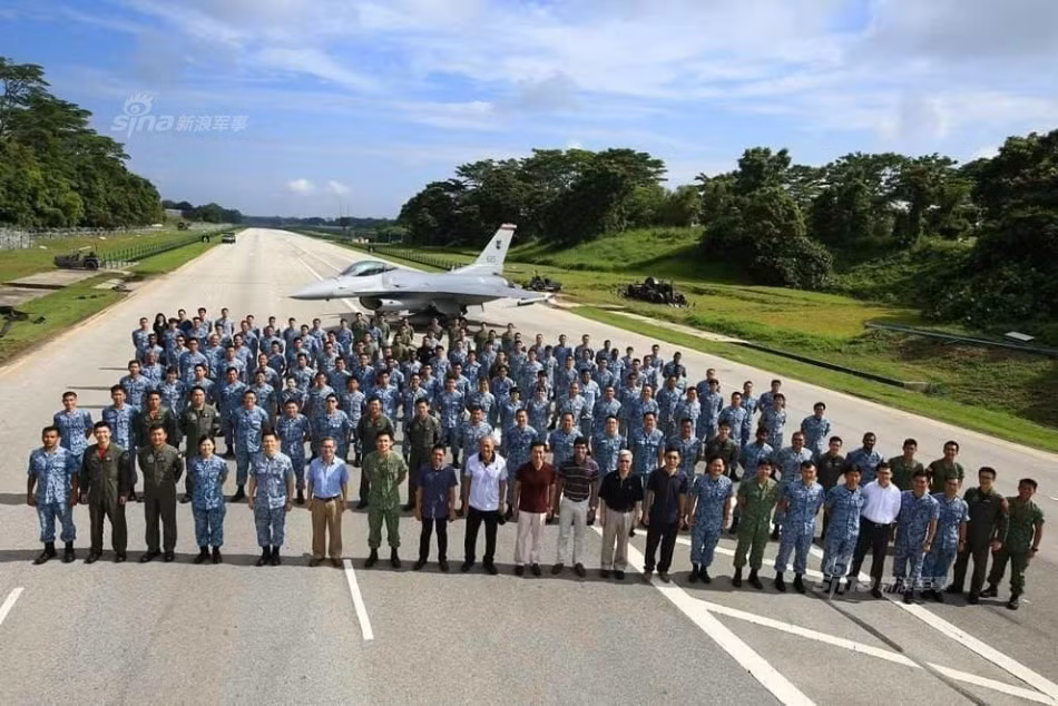 Trong khu vực Đông Nam Á thì Không quân Singapore là lực lượng có mức độ hiện đại hóa rất cao về mặt trang bị. Đa phần các chiến đấu, máy bay vận tải, trực thăng của Singapore đều thuộc thế hệ mới nhất trên thế giới. Ví dụ như tiêm kích F-16C/D Block 50/52, tiêm kích F-15SG, máy bay tiếp dầu KC-135, máy bay báo động sớm G550, trực thăng tấn công AH-64D Apache…